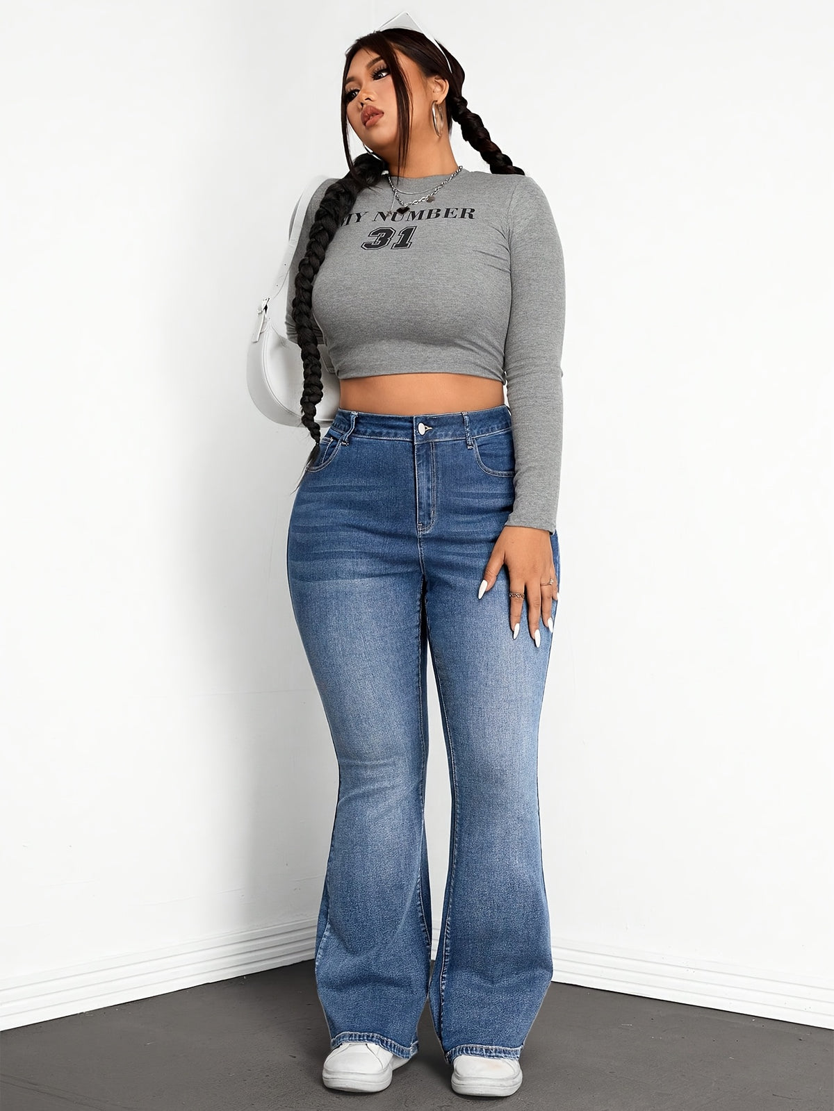 Jean grande taille, coupe évasée, tenue franche, effet gainant, détail du tissu