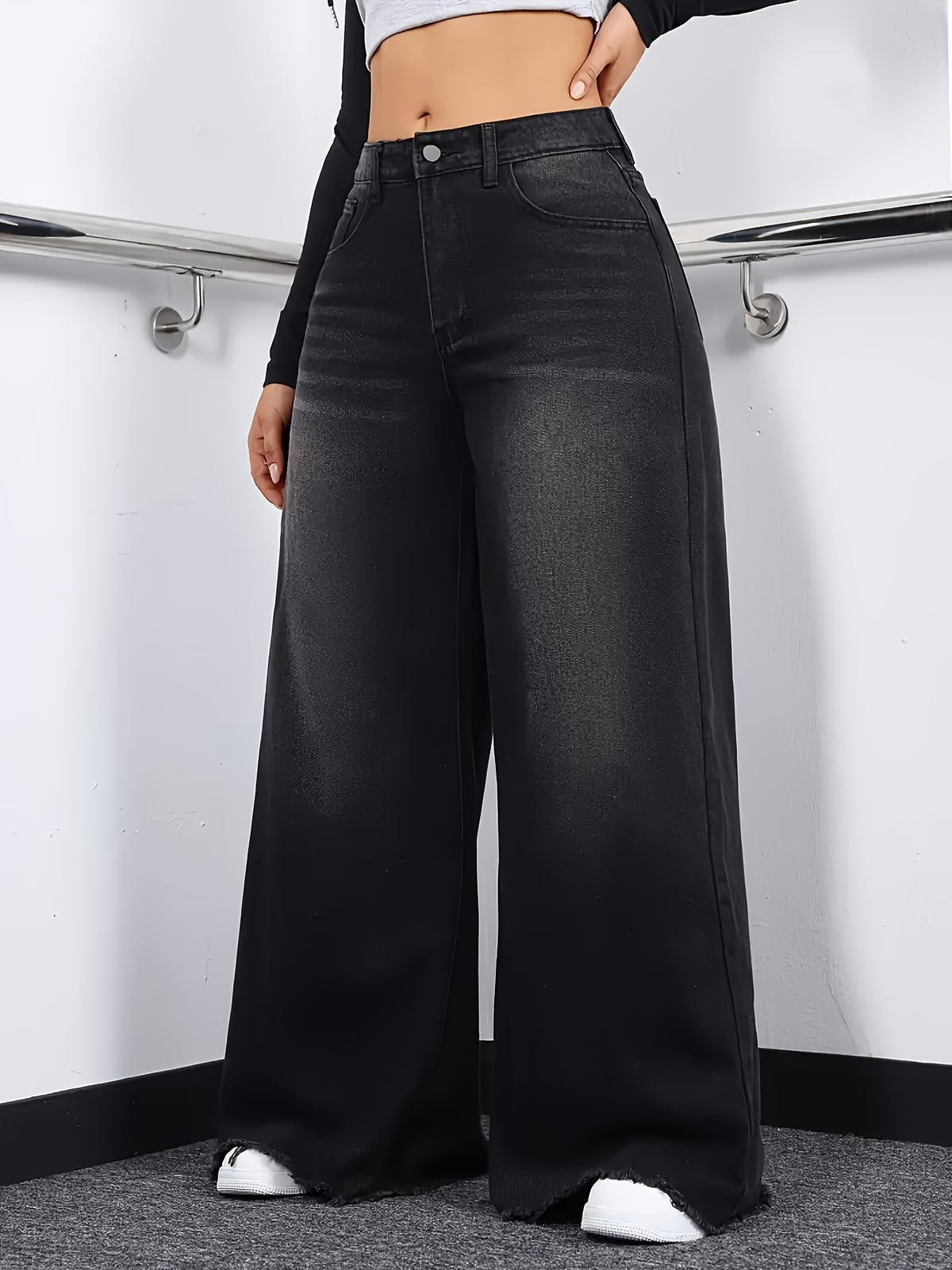 Jean grande taille, coupe évasée, tenue franche, ourlet effiloché, tissu opaque