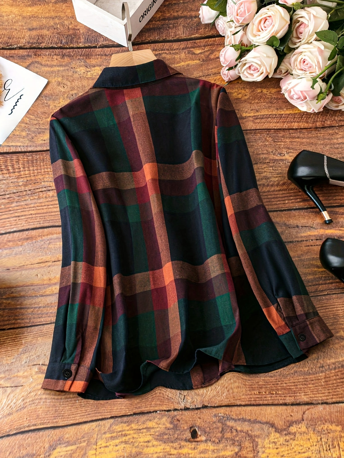 Chemise grande taille à carreaux, coupe droite, manches longues, tombé fluide, porté de face