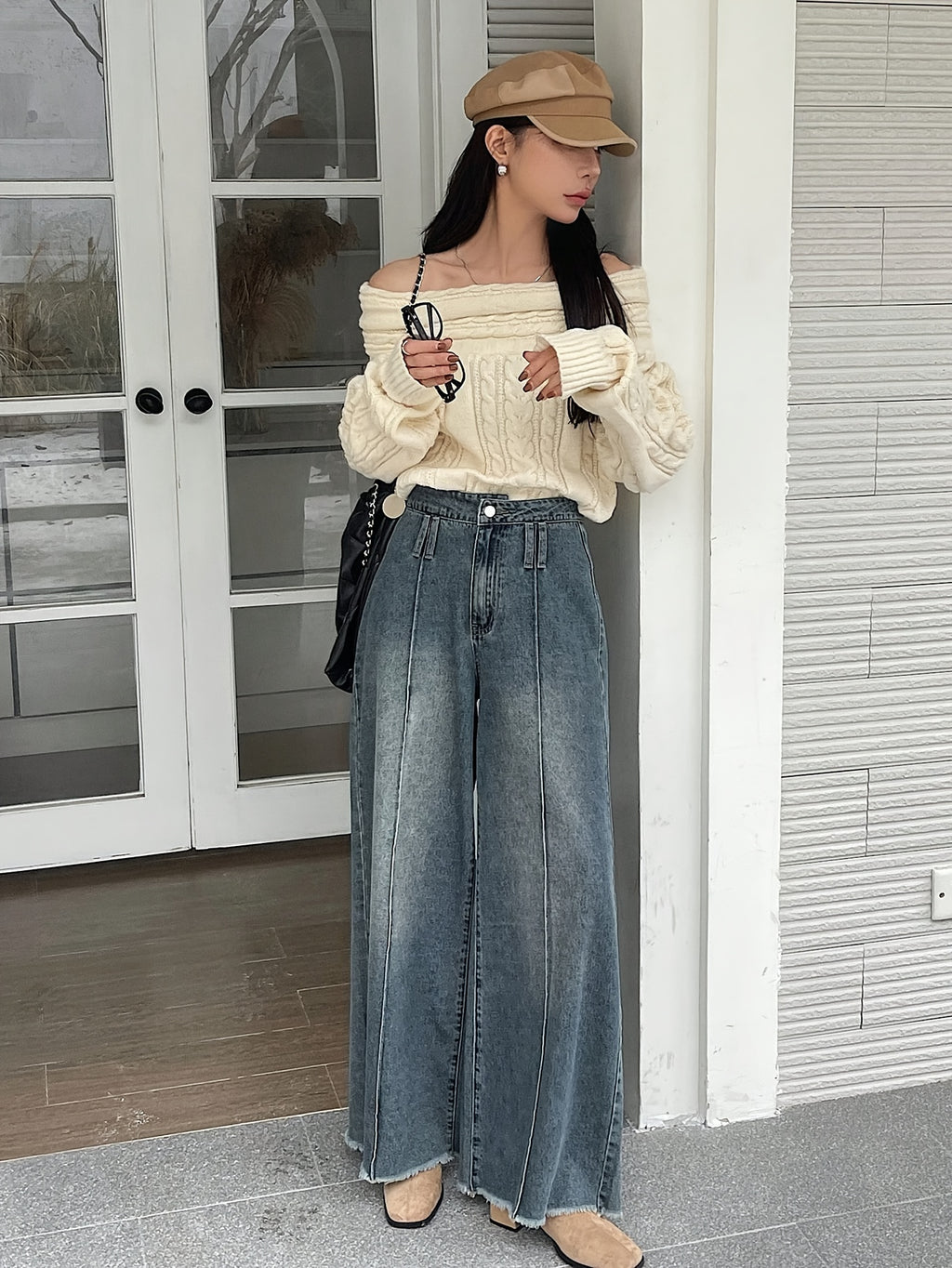 Jean grande taille, coupe évasée, tenue franche, jambe large, porté de face