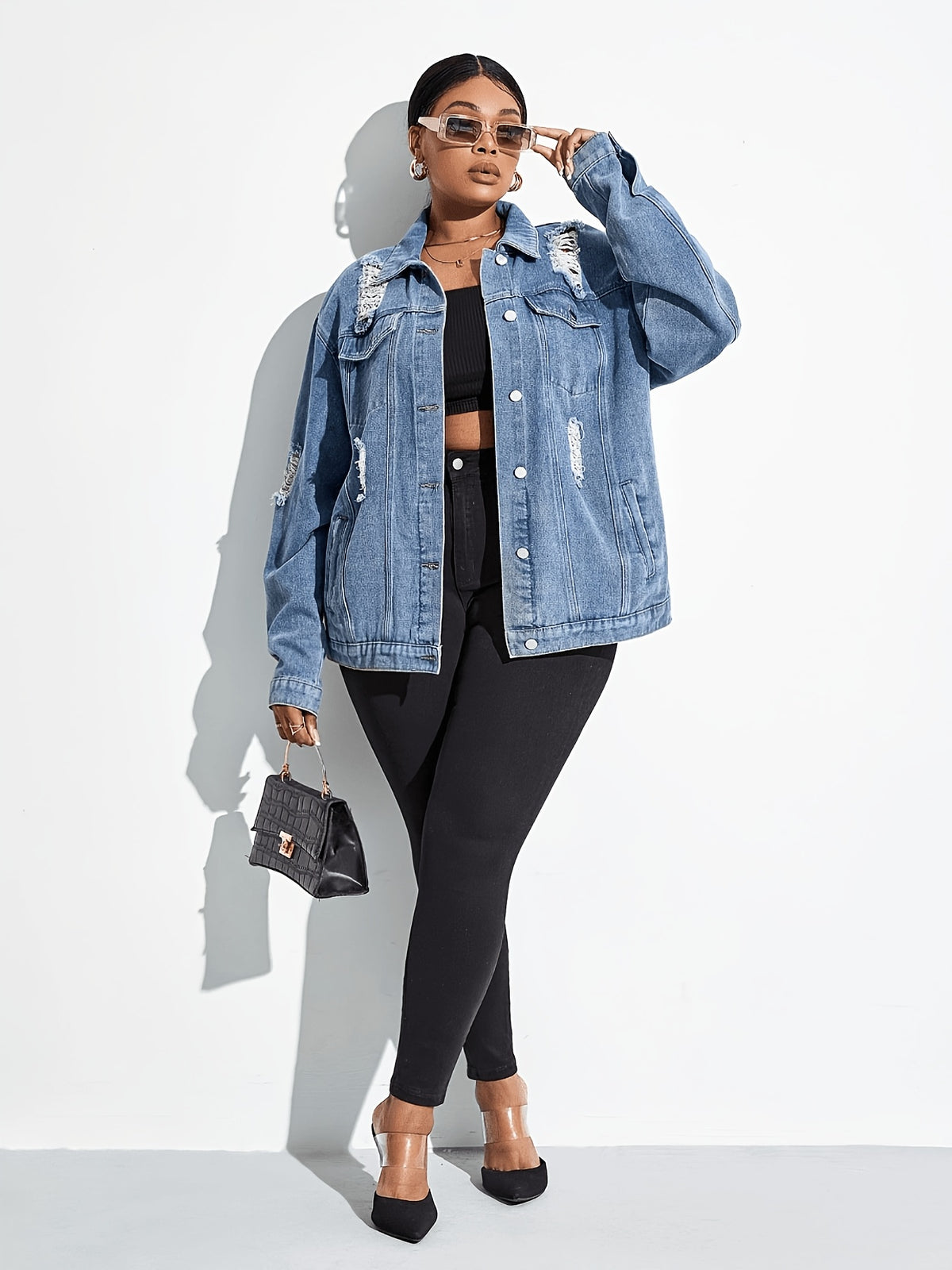 Veste grande taille, coupe oversize, délavage doux, tenue franche, porté de face