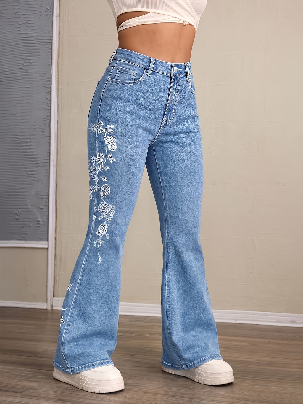 Jean grande taille à broderies, coupe oversize, tombé fluide, porté de face