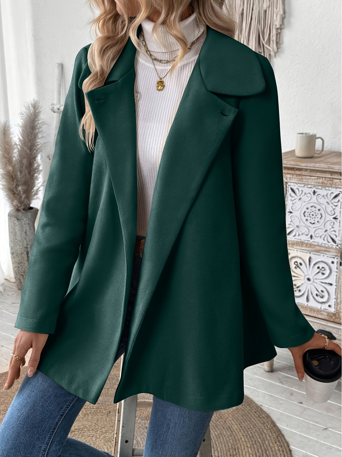 Manteau grande taille, col à revers, boutonnage, manches longues, gros plan