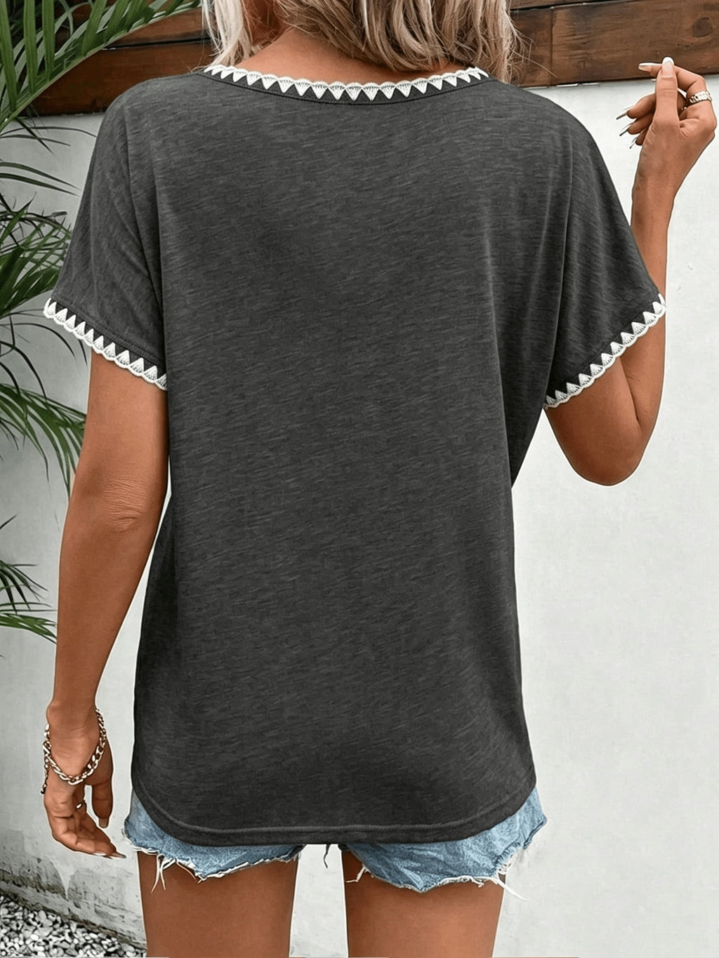 T-shirt grande taille en dentelle, col V, effet ajouré, détail du col