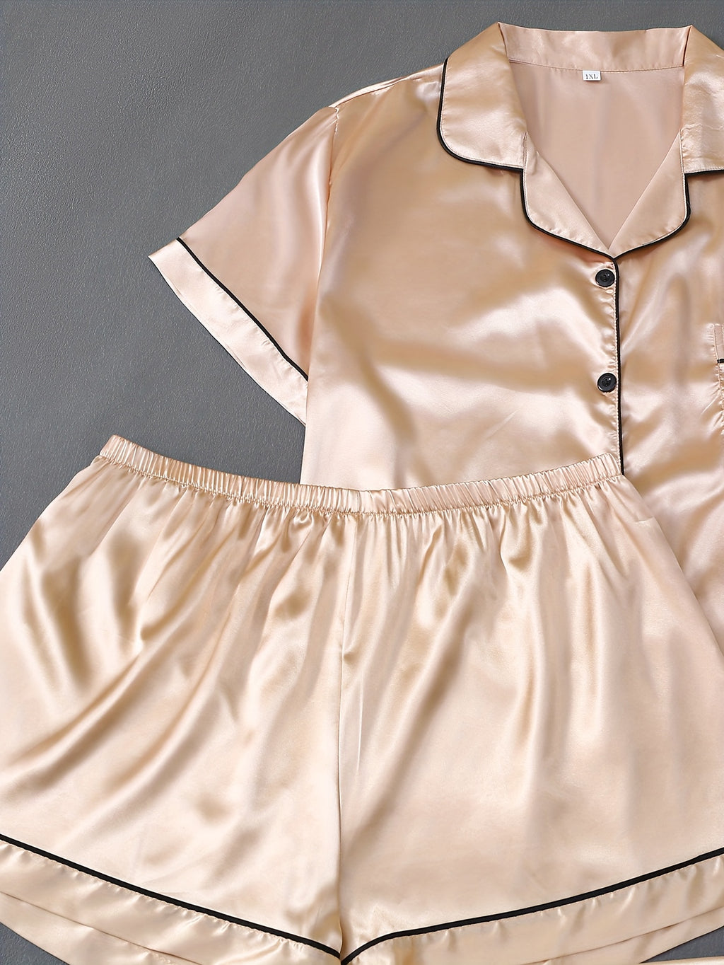 Pyjama grande taille en satin, poches plaquées, manches courtes, tombé fluide, vue de profil
