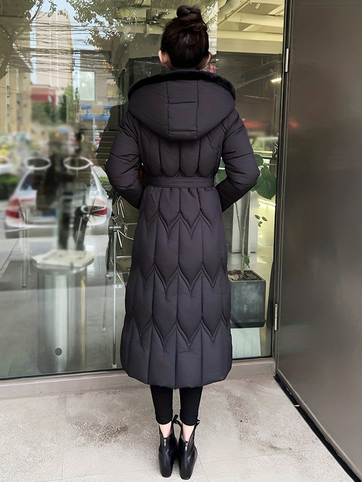 Manteau grande taille, coupe cintrée, capuche, chaleur d'hiver, mise en situation
