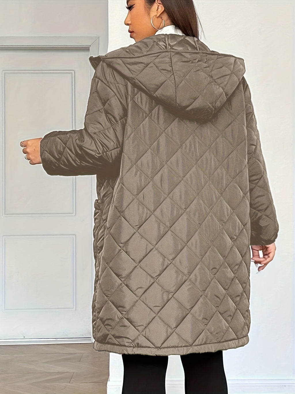 Manteau grande taille, coupe oversize, longueur midi, capuche, détail du tissu
