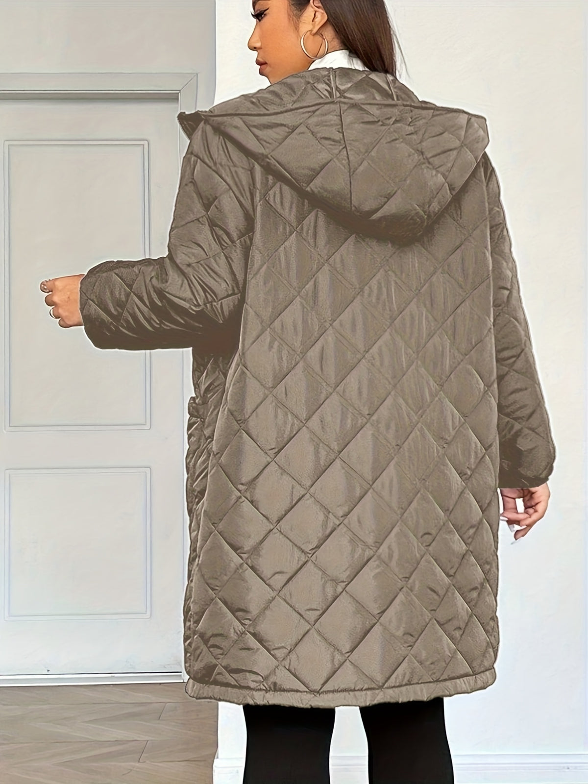 Manteau grande taille, coupe oversize, longueur midi, capuche, détail du tissu