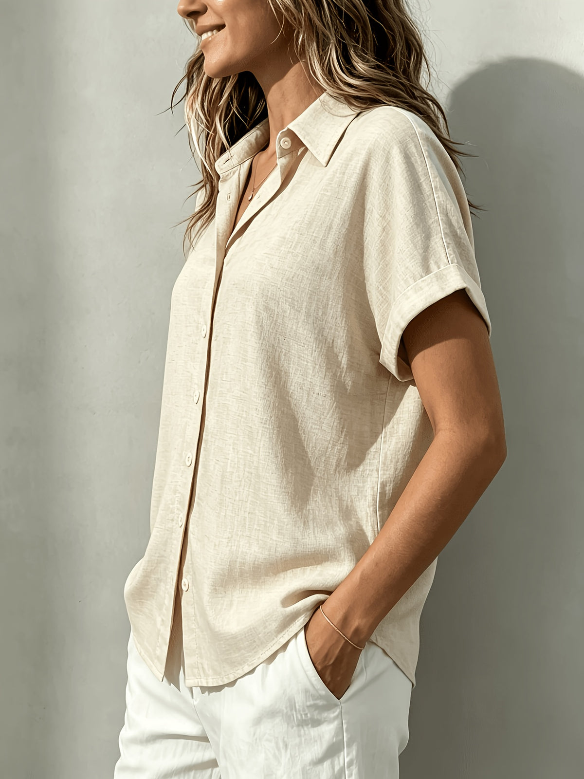 Chemise grande taille en lin, coupe ample, manches courtes, tenue souple, porté de face