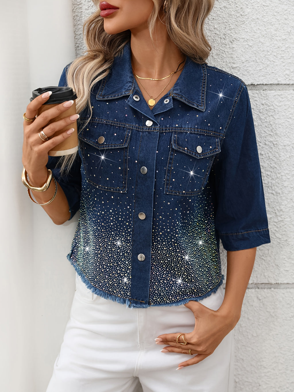 Top grande taille à paillettes, manches courtes, tenue franche, détail du col