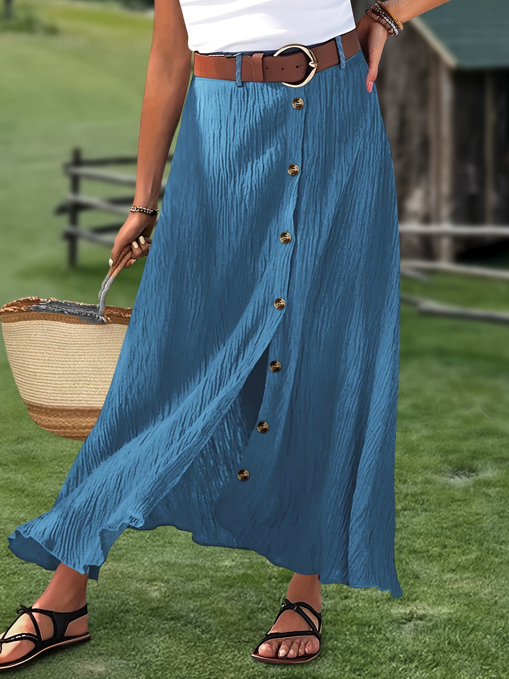 Robe grande taille, coupe évasée, ceinture assortie, ligne nette, mise en situation