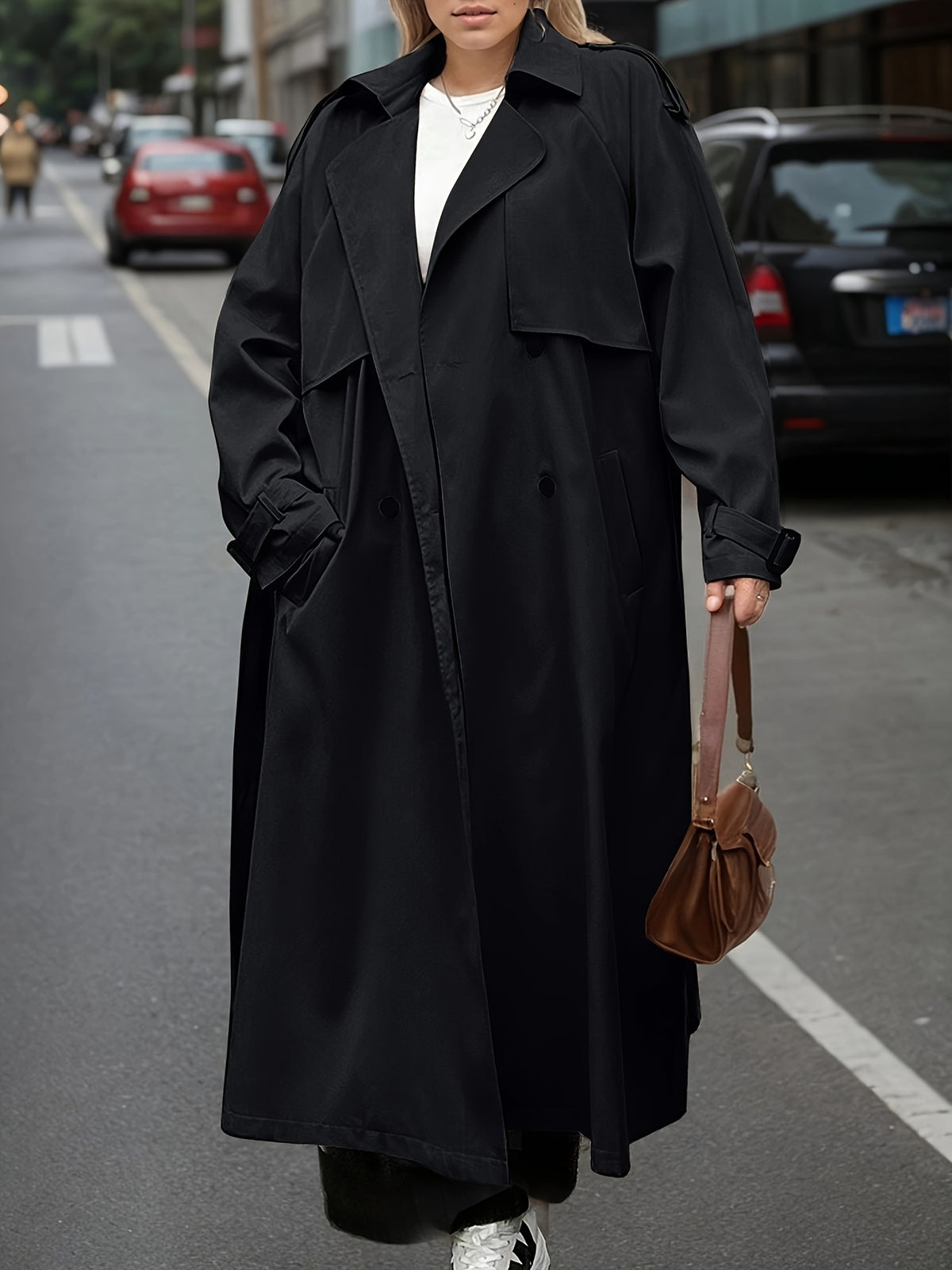 Manteau grande taille, coupe longue, col à revers, boutonnage, détail du col