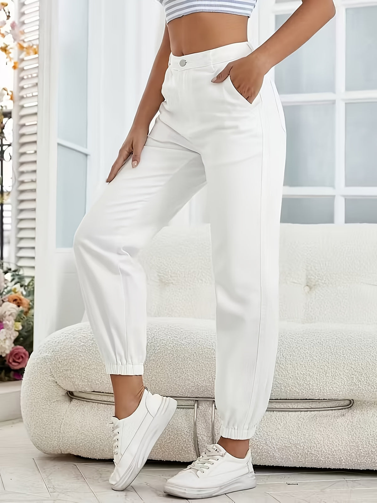 Jean grande taille, coupe droite, délavage doux, tenue franche, tissu opaque