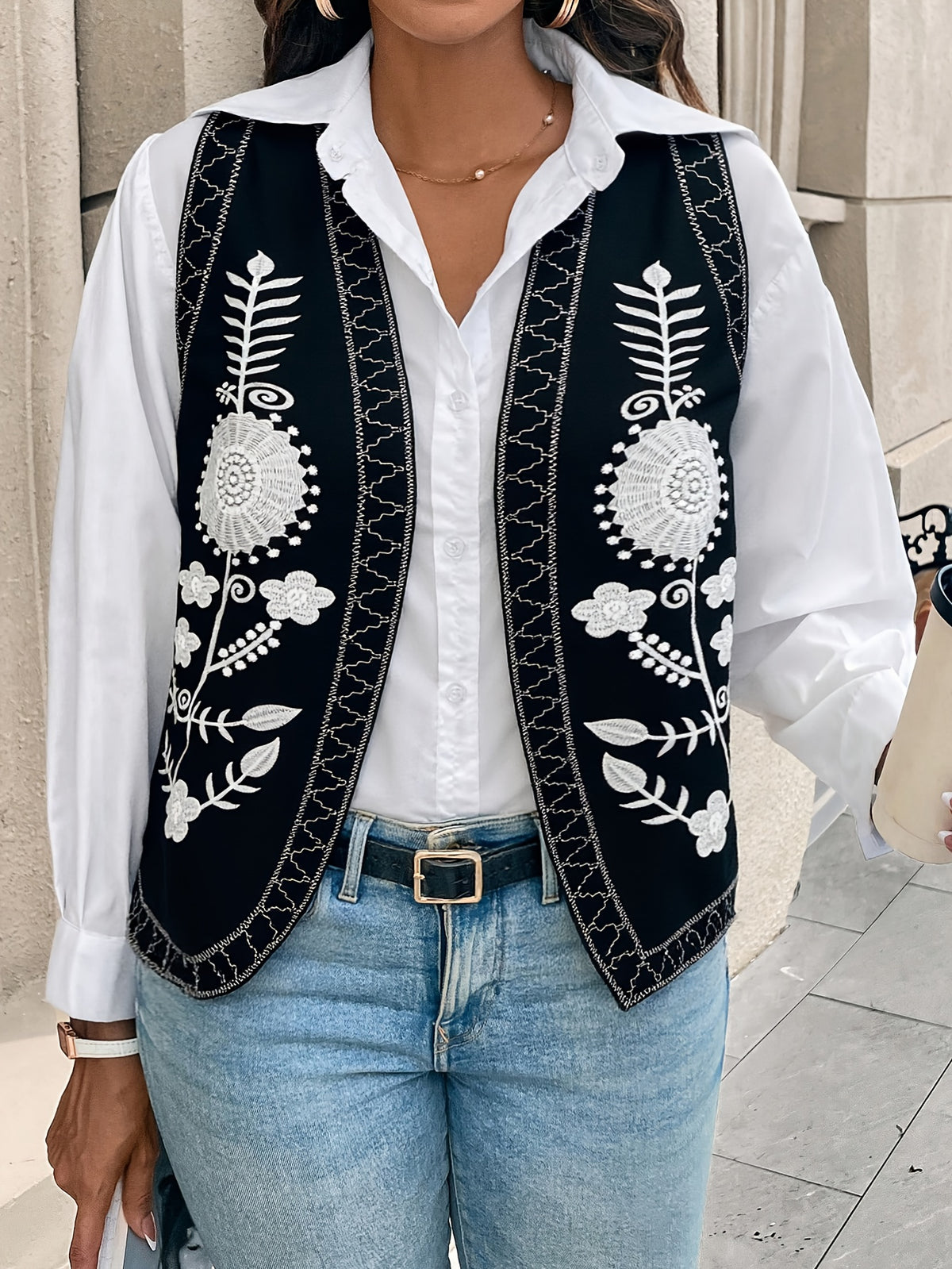 Gilet brodé femme grande taille - Broderie florale et esprit bohème, porté de face Image