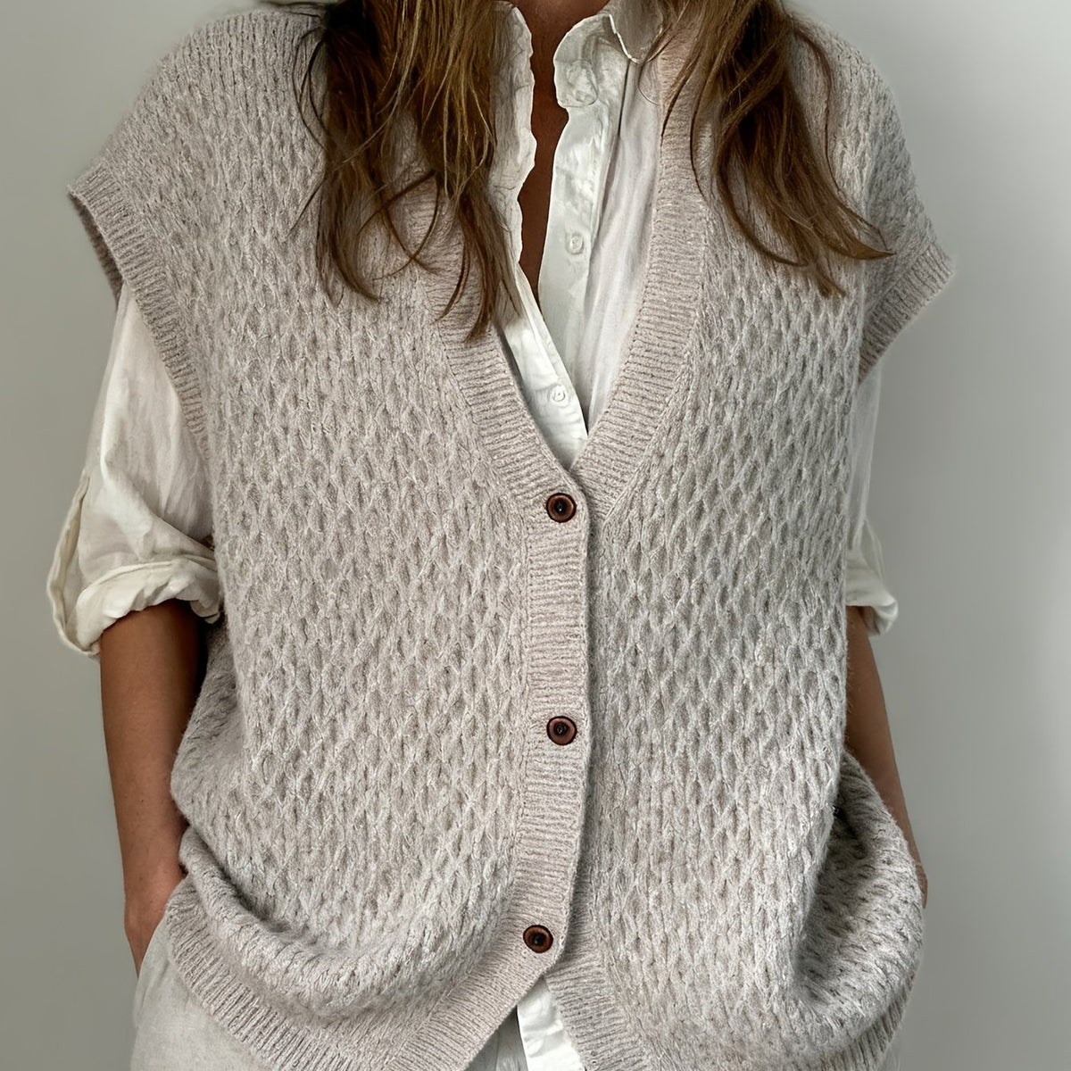 Gilet sans manches femme grande taille - Maille côtelée et col V, porté de face Image