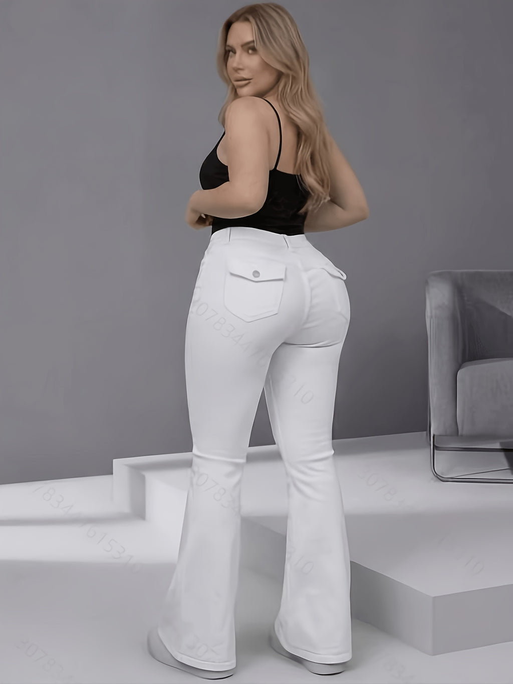 Jean évasé blanc grande taille — Rabats boutonnés au dos