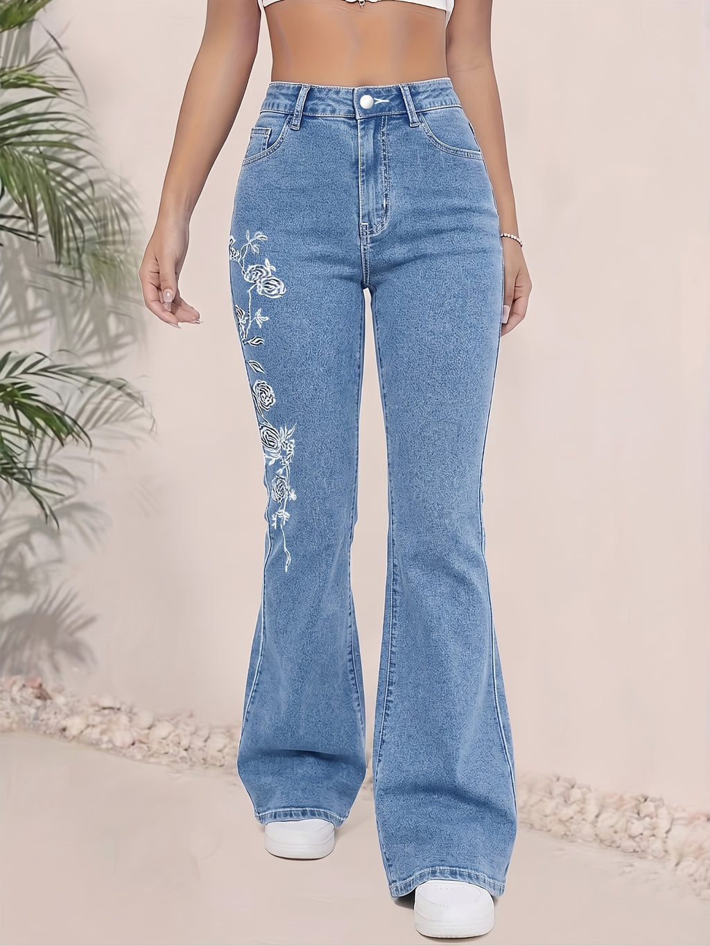 Jean évasé grande taille — Guirlande de roses brodées blanches