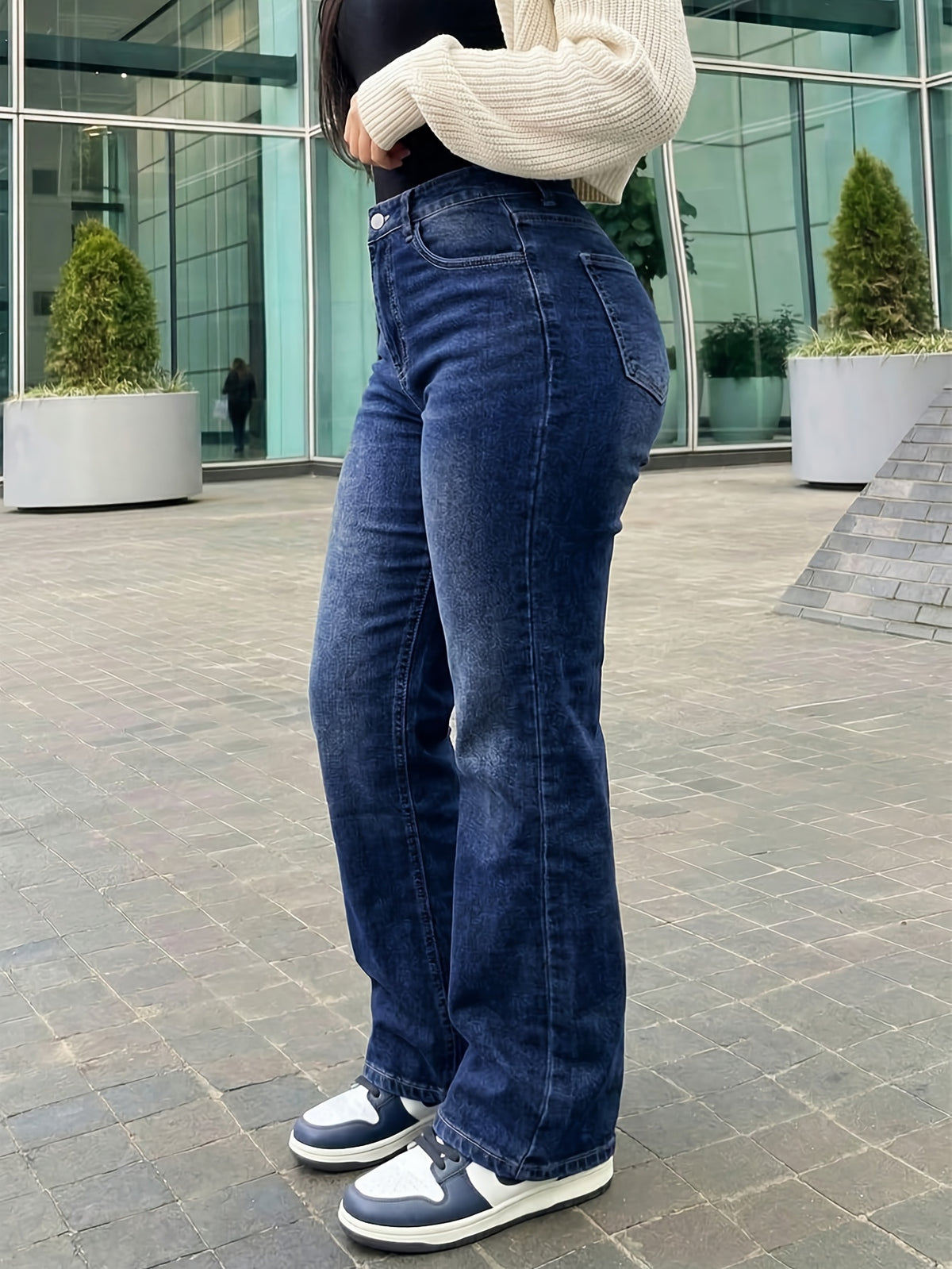 Jean grande taille, coupe droite, délavage doux, tenue franche