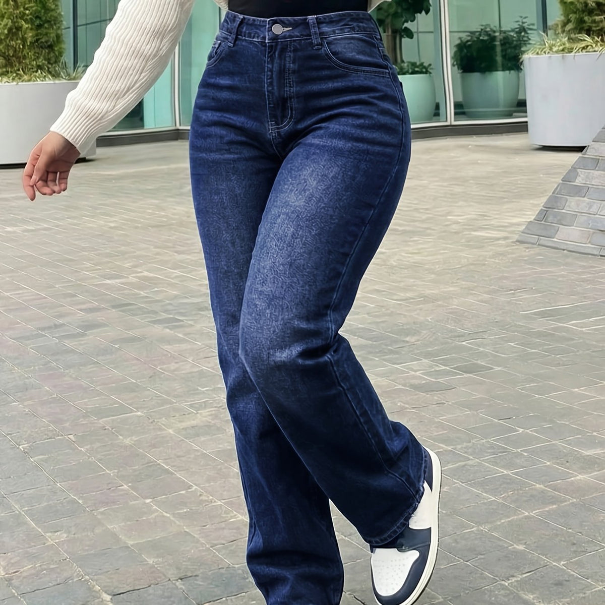 Jean grande taille, coupe droite, délavage doux, tenue franche — matière : denim Image