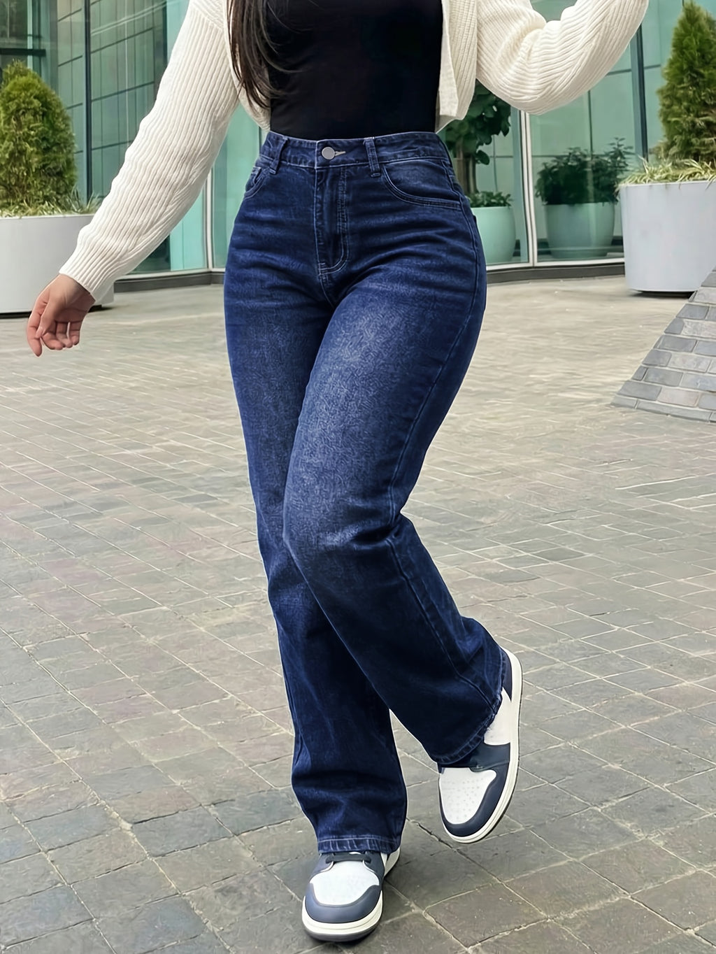 Jean grande taille, coupe droite, délavage doux, tenue franche — composition : 57% Coton, 27% Polyester, 11% Viscose, 3% Lyocell, 2% Élasthanne