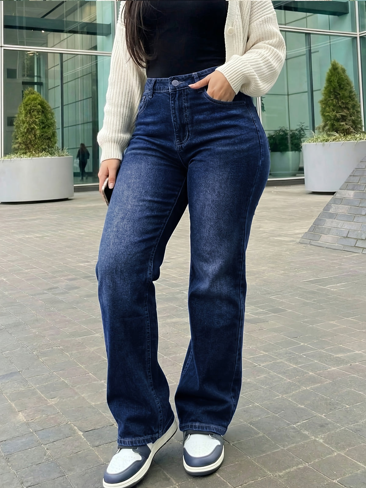 Jean grande taille, coupe droite, délavage doux, tenue franche, porté de face