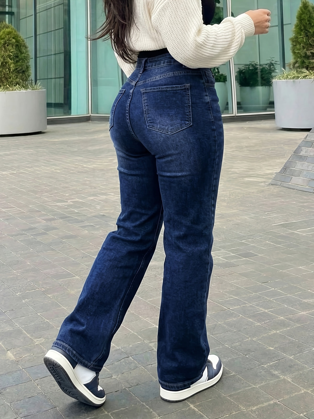 Jean grande taille, coupe droite, délavage doux, tenue franche, vu de dos