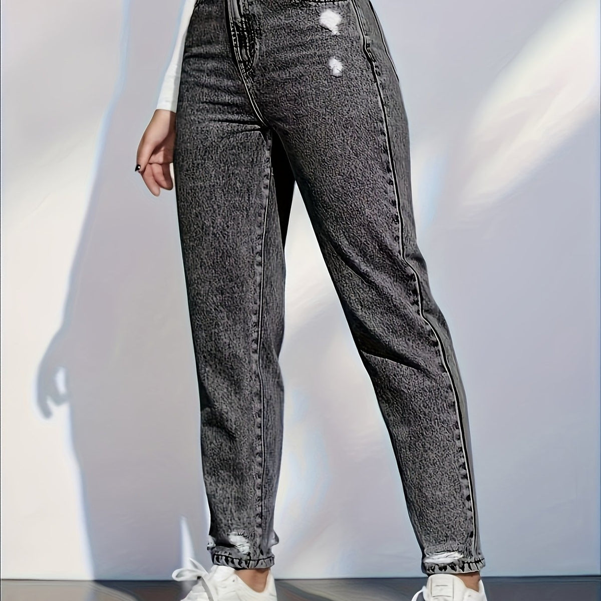 Jean grande taille, coupe droite, délavage doux, tenue franche — matière : denim