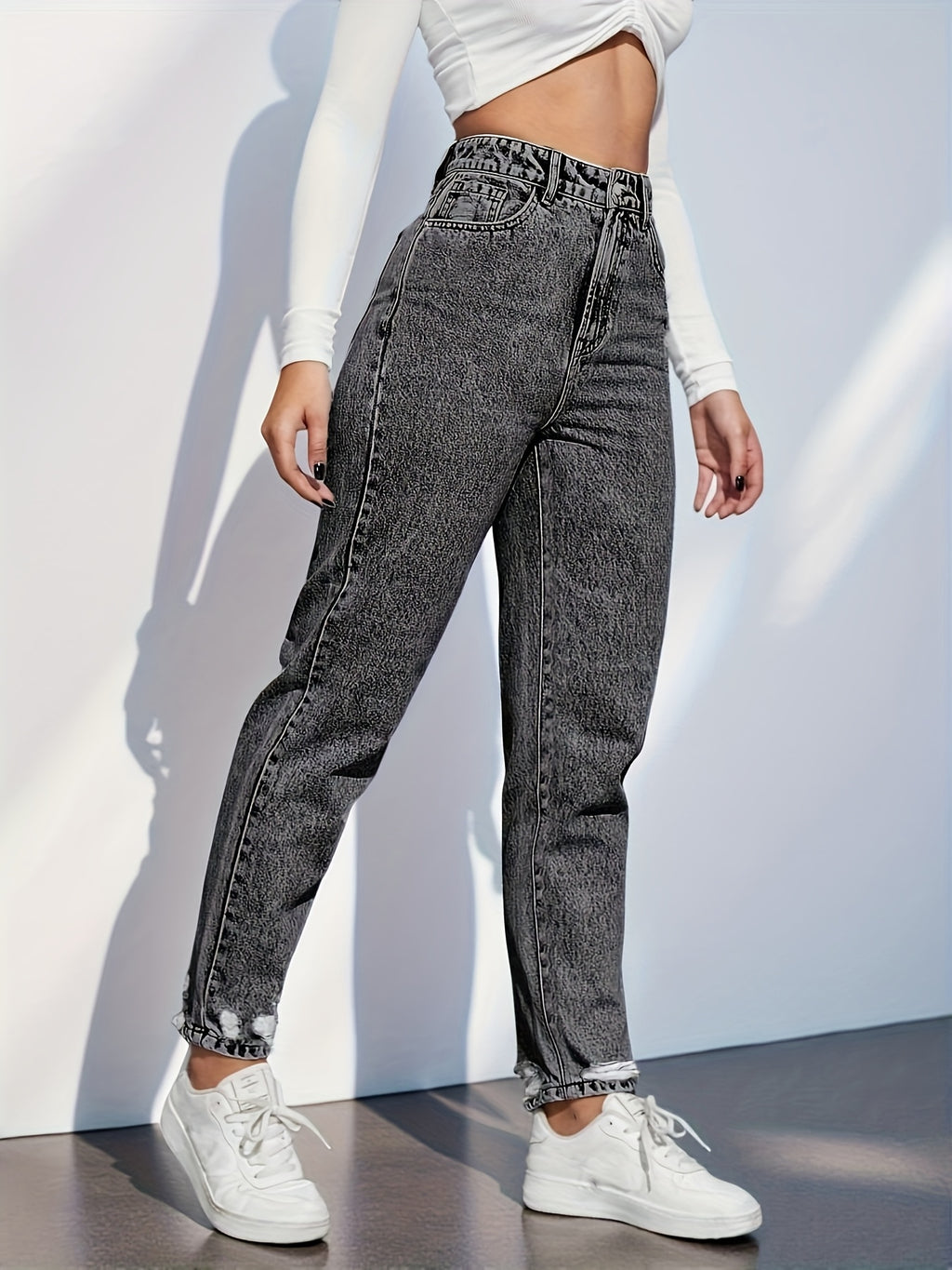 Jean grande taille, coupe droite, délavage doux, tenue franche — composition : 70% Coton, 28% Polyester, 2% Élasthanne