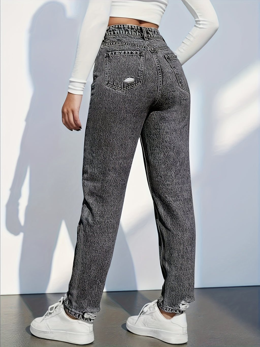 Jean grande taille, coupe droite, délavage doux, tenue franche, tissu opaque