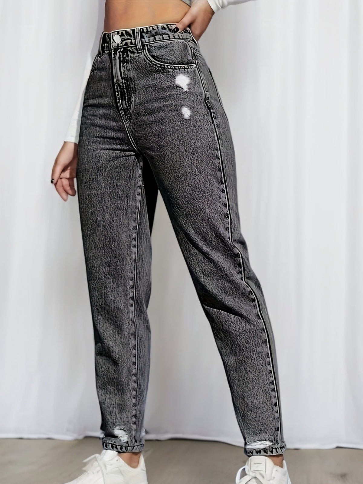 Jean grande taille, coupe droite, délavage doux, tenue franche, porté de face