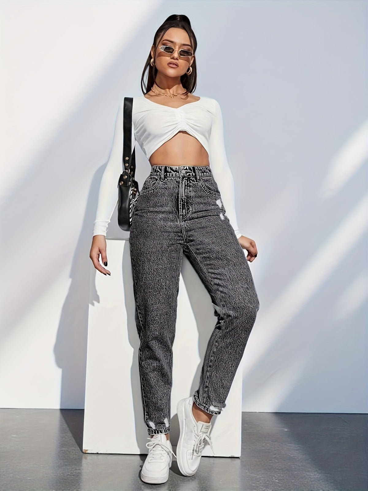 Jean grande taille, coupe droite, délavage doux, tenue franche, vu de dos