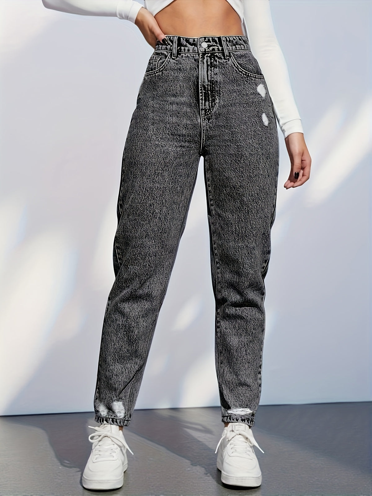 Jean grande taille, coupe droite, délavage doux, tenue franche, détail du tissu