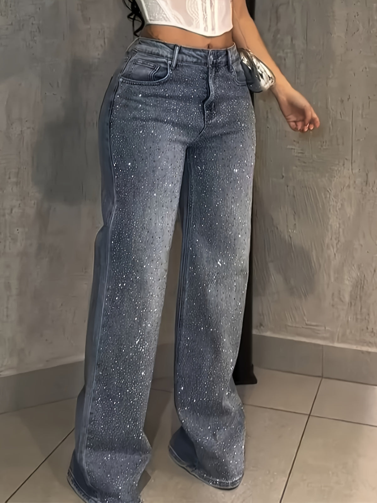 Jean grande taille, coupe droite, délavage doux, tenue franche