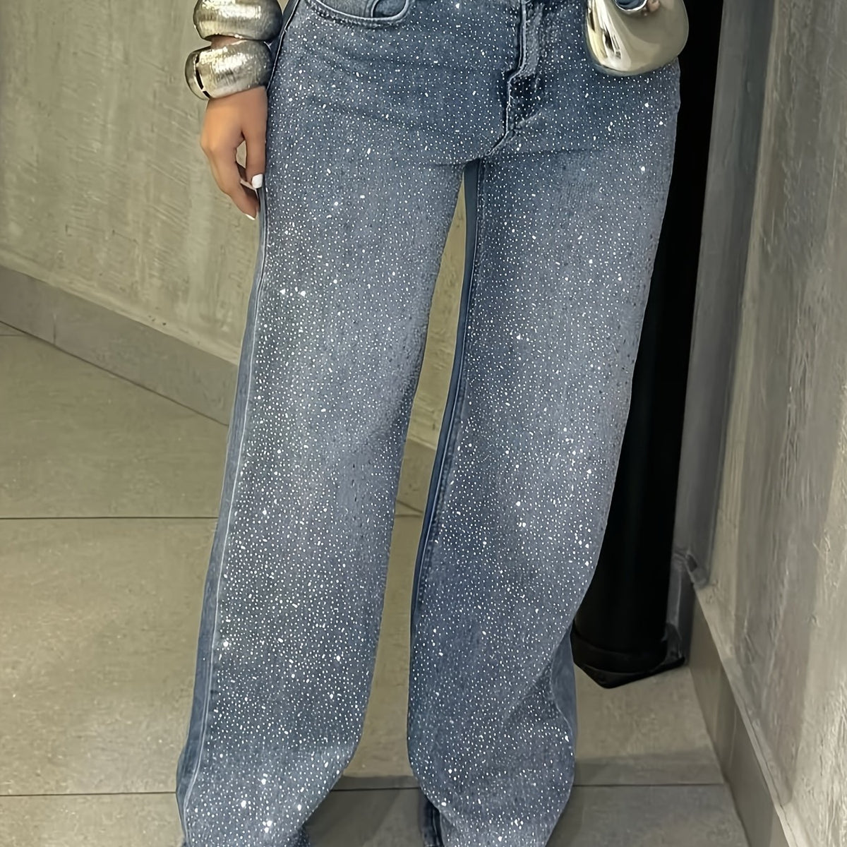 Jean grande taille, coupe droite, délavage doux, tenue franche — matière : denim