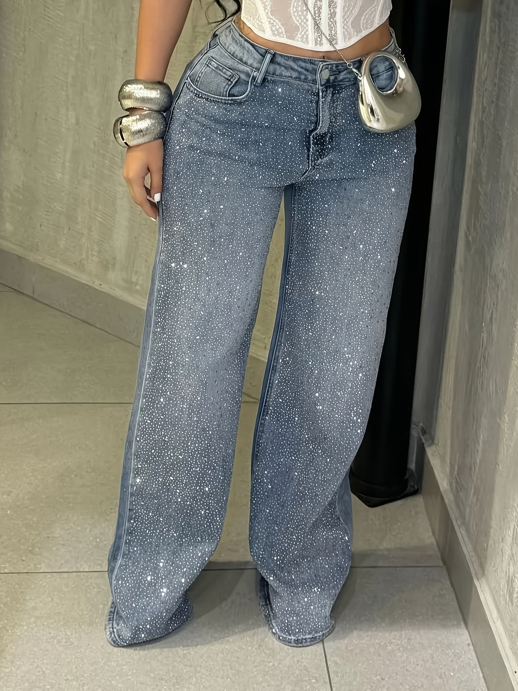 Jean grande taille, coupe droite, délavage doux, tenue franche — composition : 70% Coton, 28% Polyester, 2% Élasthanne