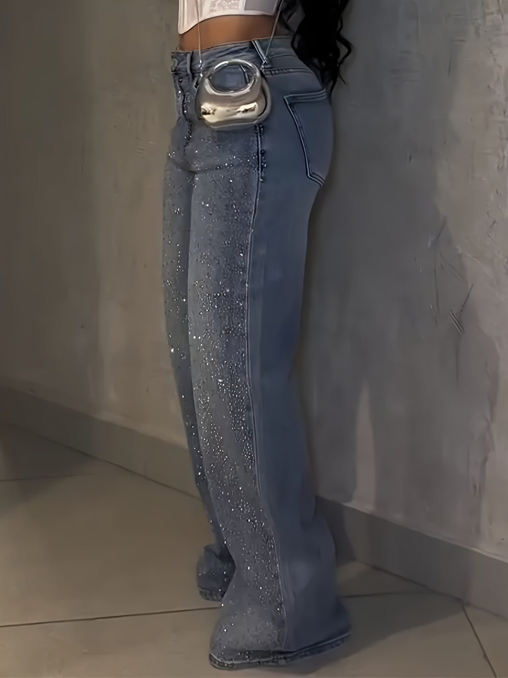 Jean grande taille, coupe droite, délavage doux, tenue franche, vu de dos