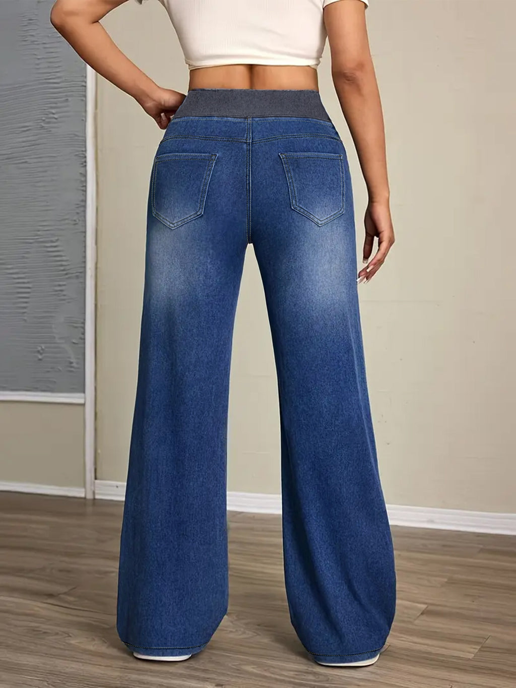 Jean grande taille, coupe évasée, délavage doux, poches pratiques — composition : 59.8% Coton, 38.4% Polyester, 1.8% Élasthanne