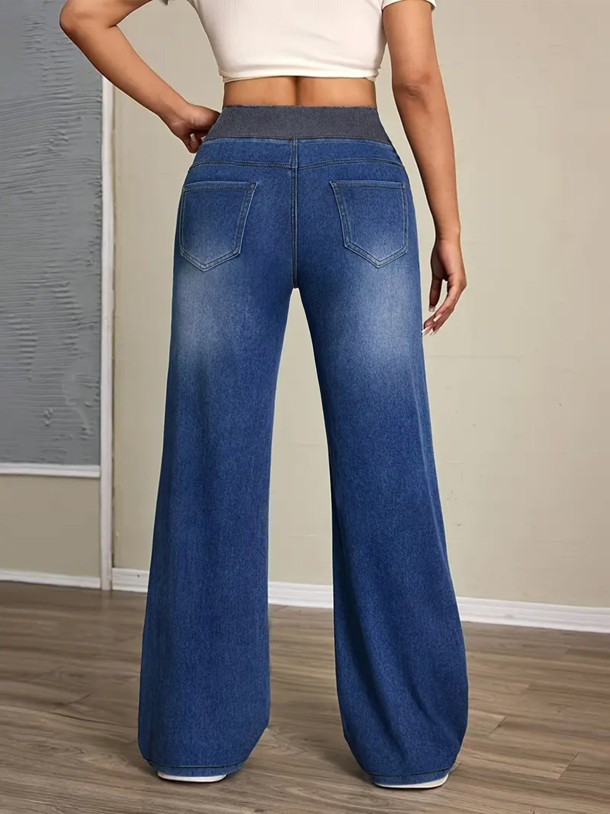 Jean grande taille, coupe évasée, délavage doux, poches pratiques — composition : 59.8% Coton, 38.4% Polyester, 1.8% Élasthanne Image