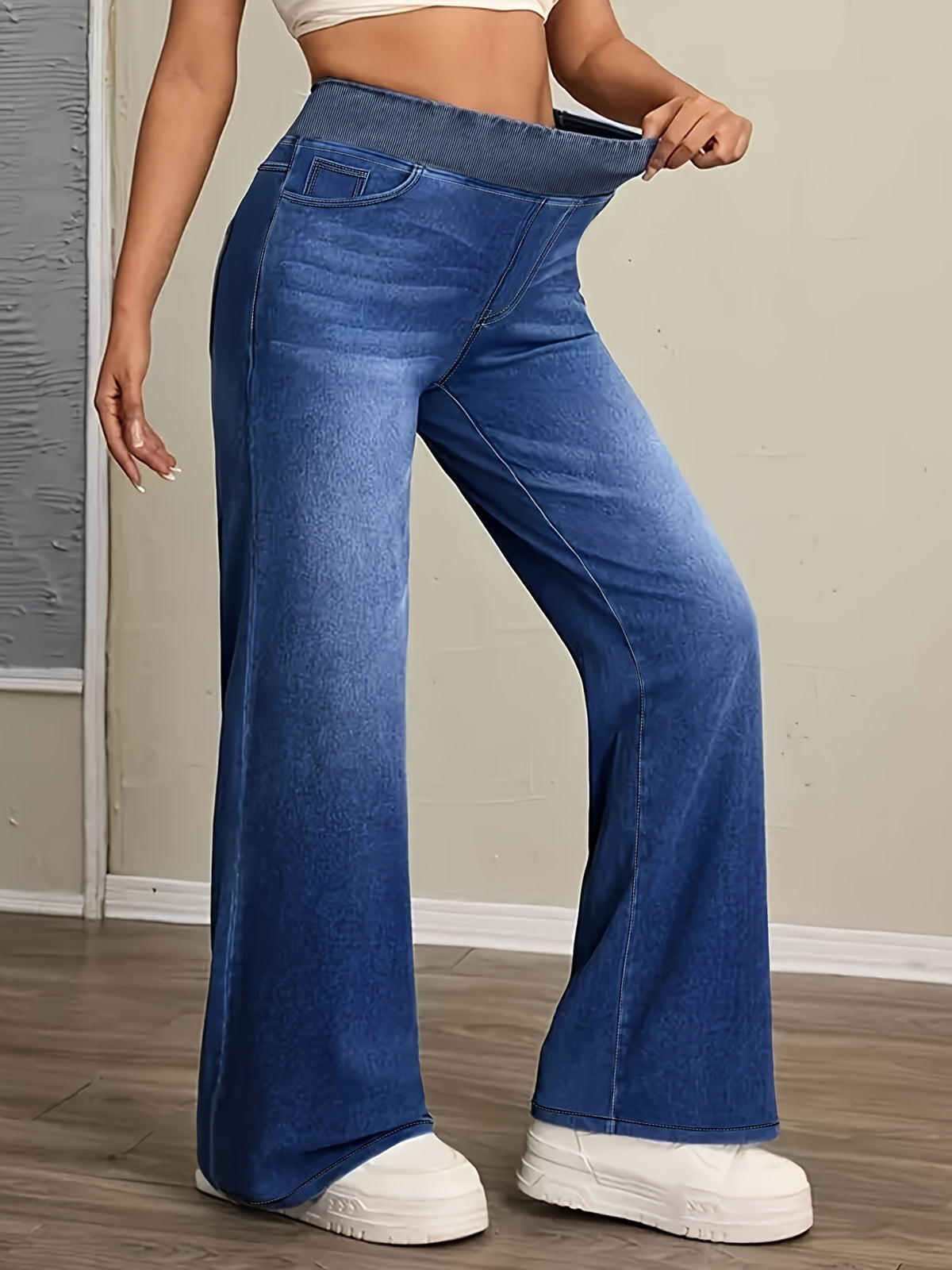 Jean grande taille, coupe évasée, délavage doux, poches pratiques, tissu opaque