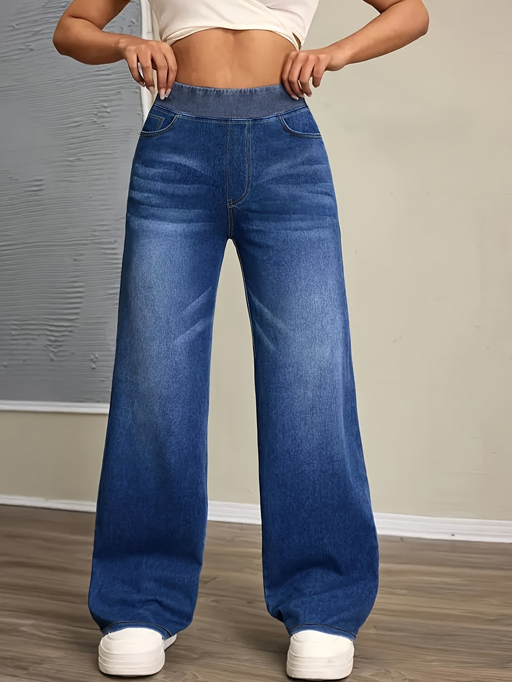 Jean grande taille, coupe évasée, délavage doux, poches pratiques, détail du col