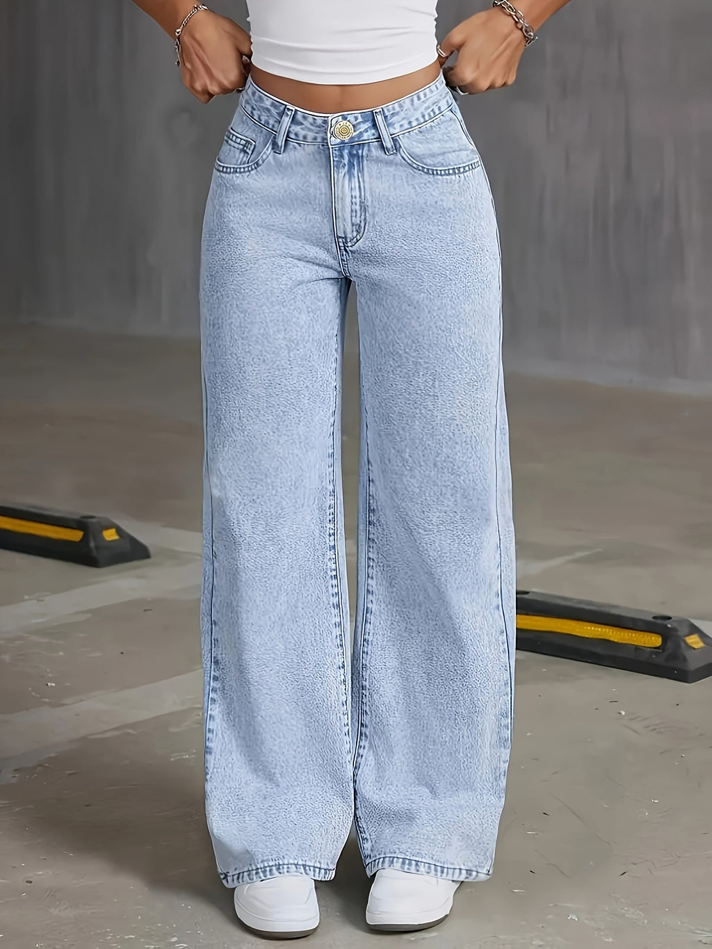 Jean grande taille, coupe oversize, délavage doux, tenue franche, porté de face