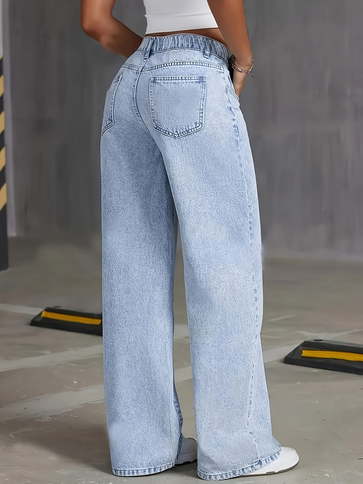 Jean grande taille, coupe oversize, délavage doux, tenue franche, détail du tissu