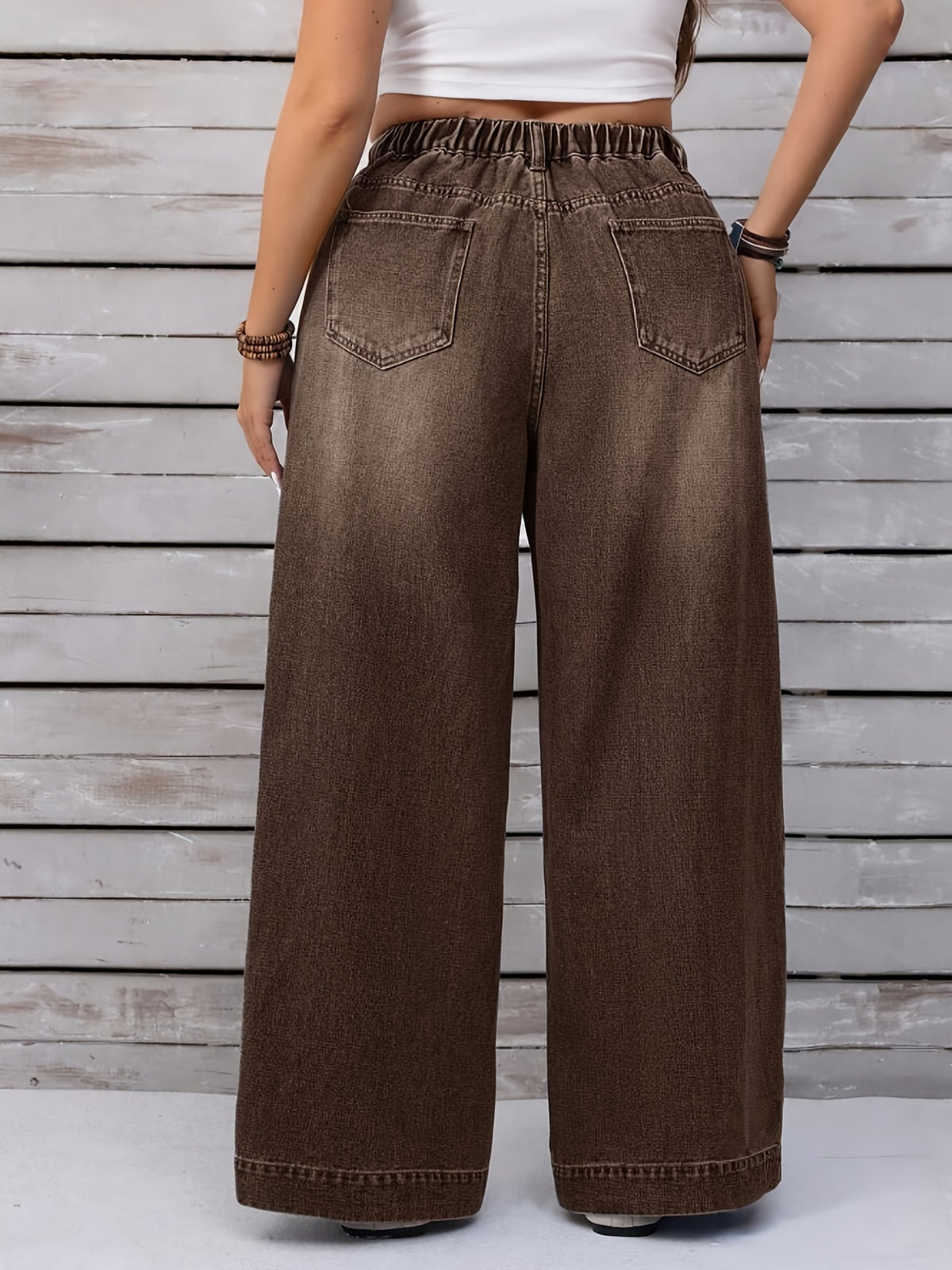 Jean grande taille, coupe oversize, délavage doux, tenue franche, vu de dos