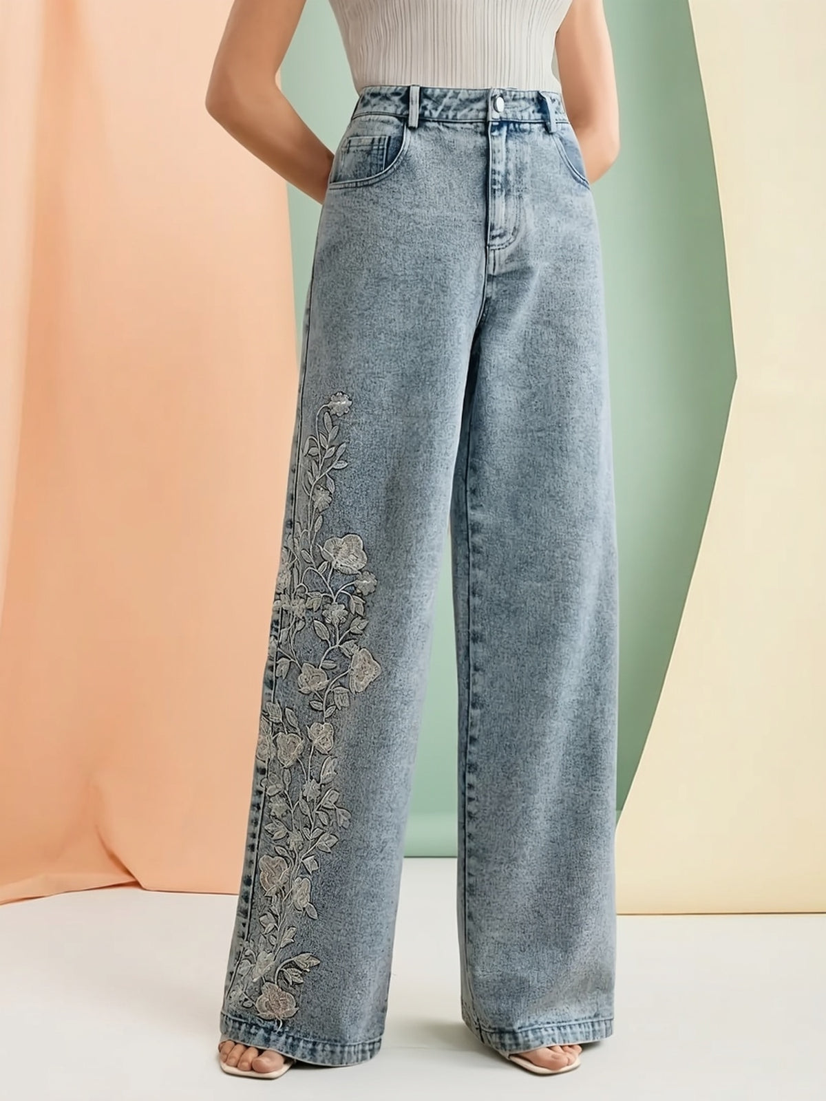 Jean large grande taille — Roses brodées sur une seule jambe