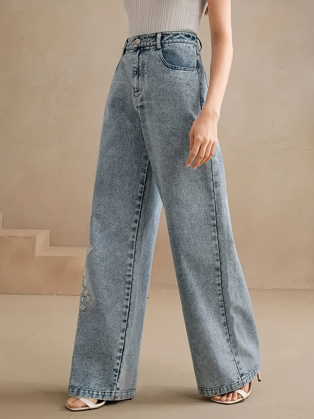 Jean large grande taille — Roses brodées sur une seule jambe