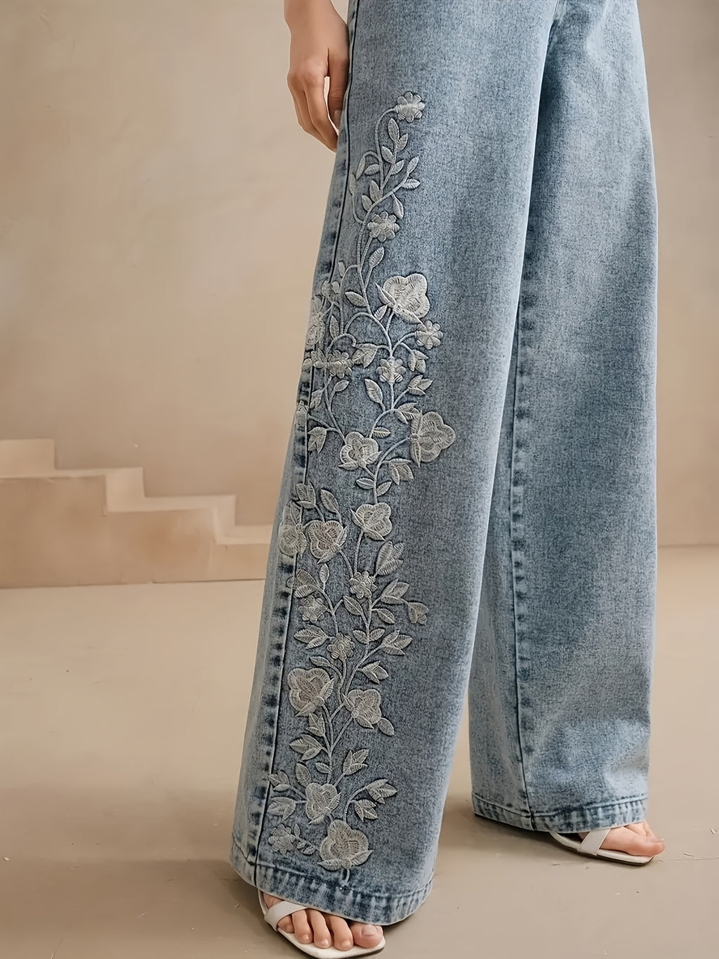 Jean large grande taille — Roses brodées sur une seule jambe