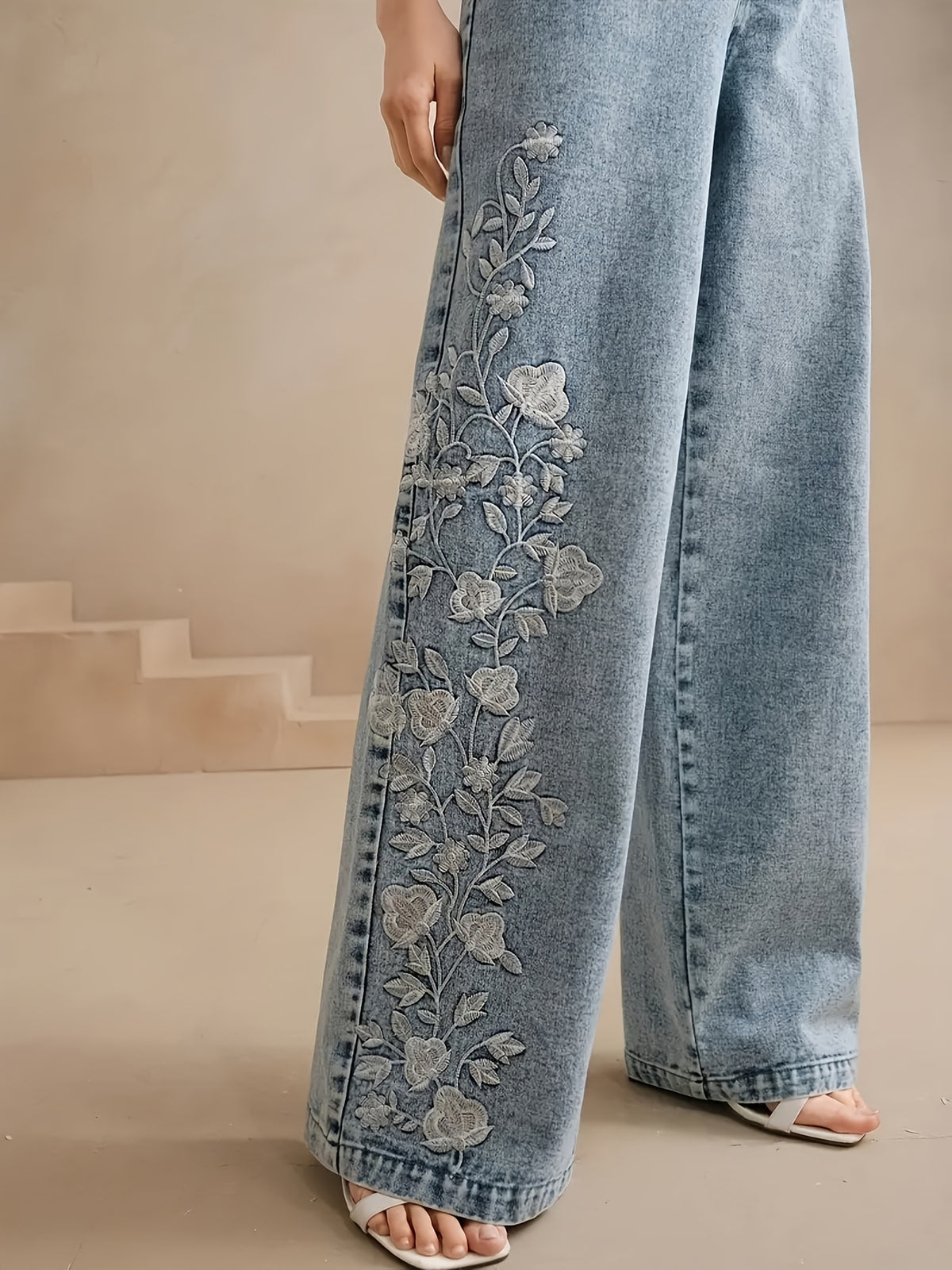 Jean large grande taille — Roses brodées sur une seule jambe
