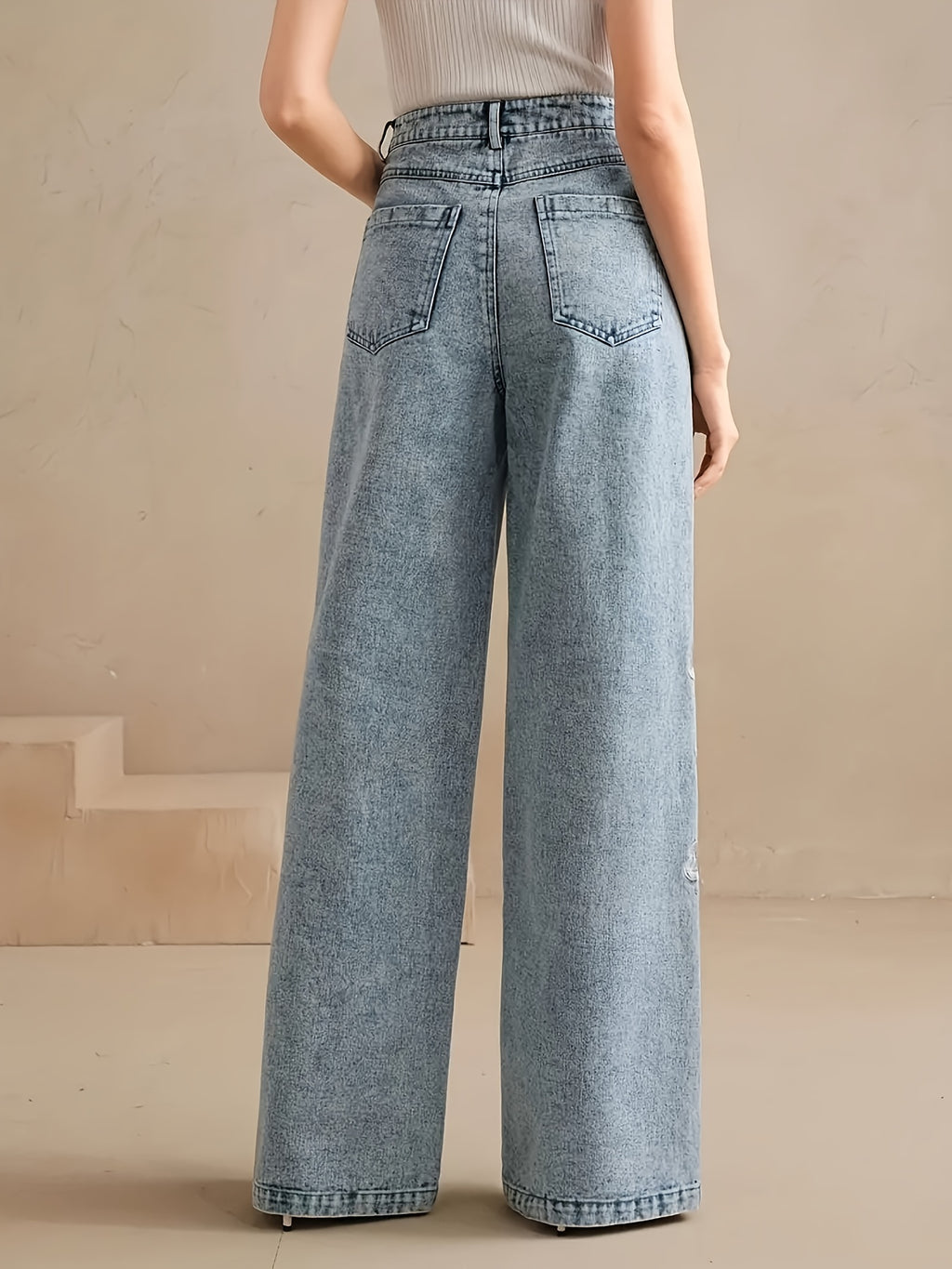 Jean large grande taille — Roses brodées sur une seule jambe