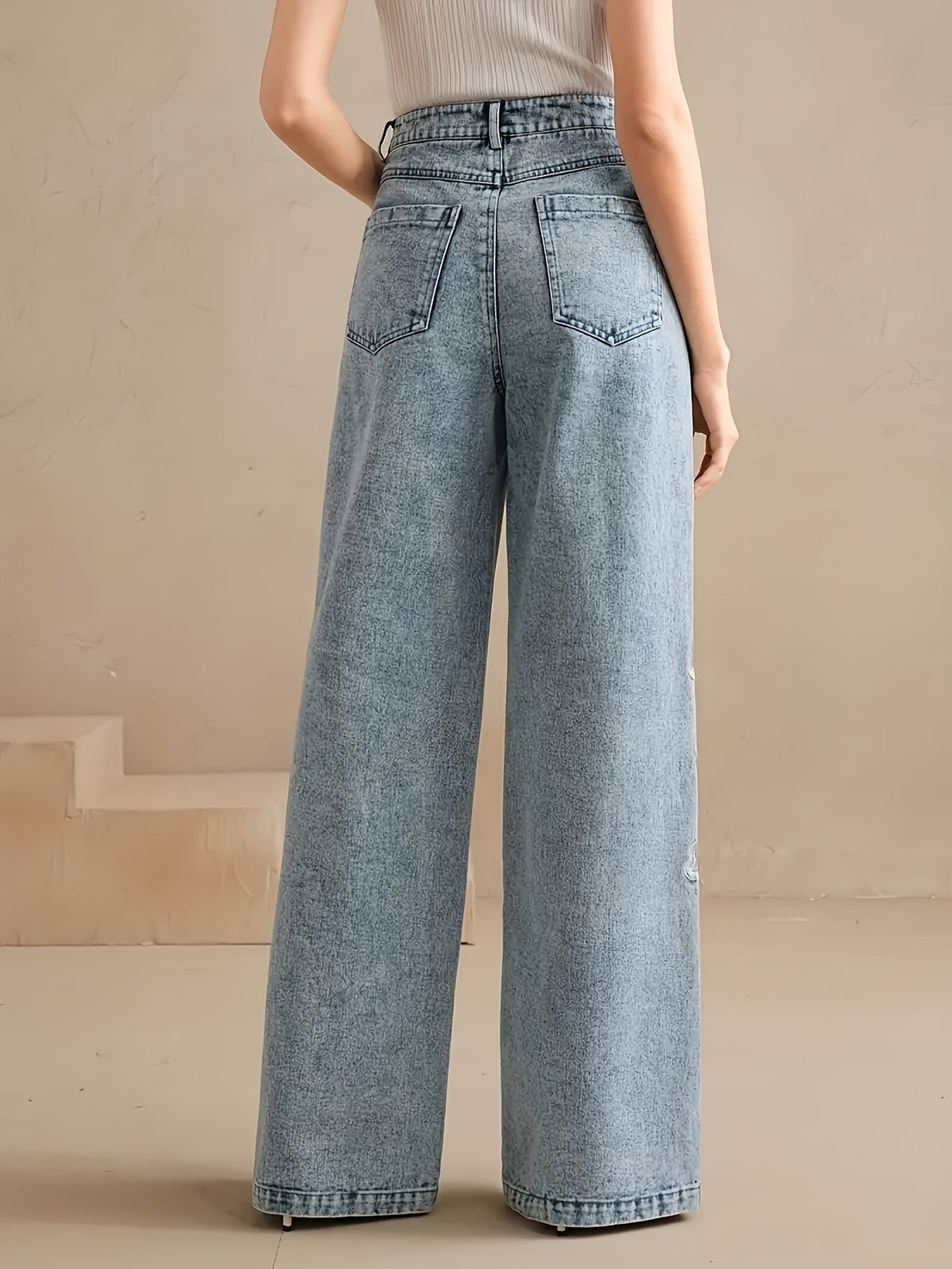 Jean large grande taille — Roses brodées sur une seule jambe