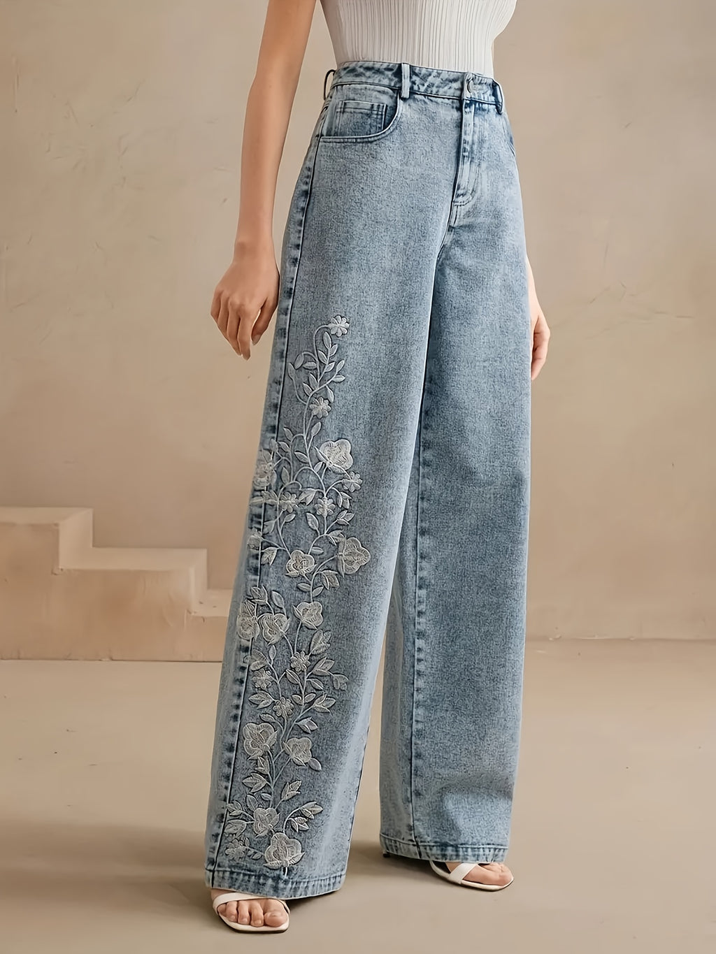 Jean large grande taille — Roses brodées sur une seule jambe